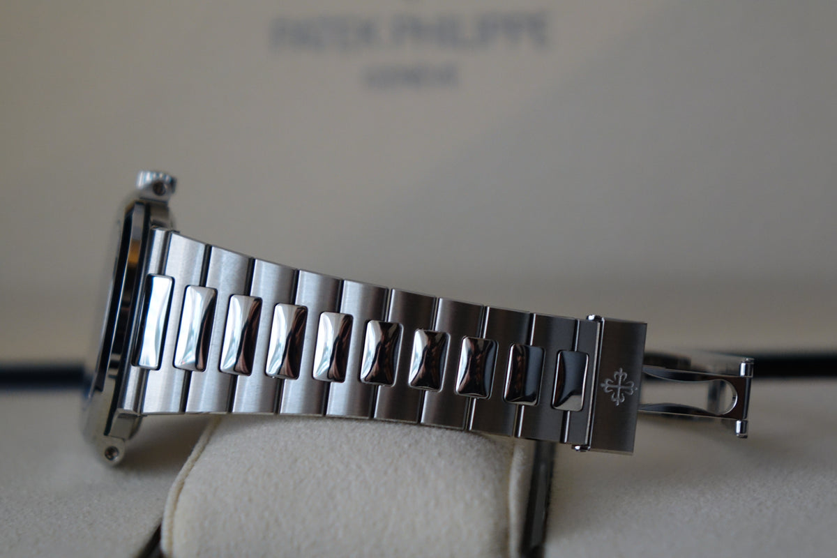 NOS 2020 Patek Philippe Nautilus 5711/1A blue dial full set