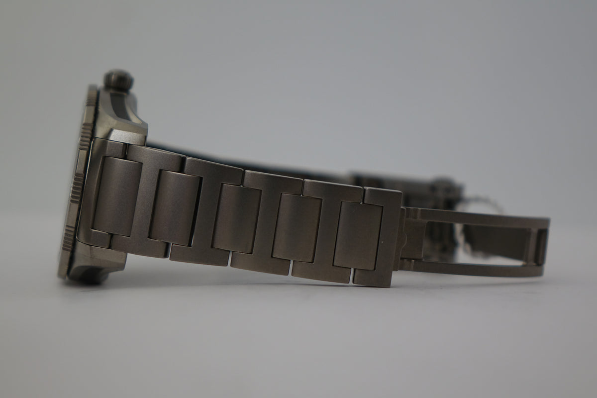 NOS H. Moser & Cie x Govberg Pioneer Ti 'Diver 3200-0500 full set